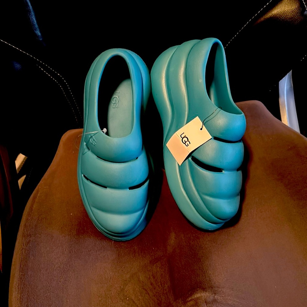 UGG foamy blue